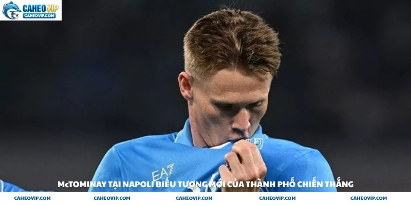 Scott McTominay biểu tượng chiến thắng tại Napoli